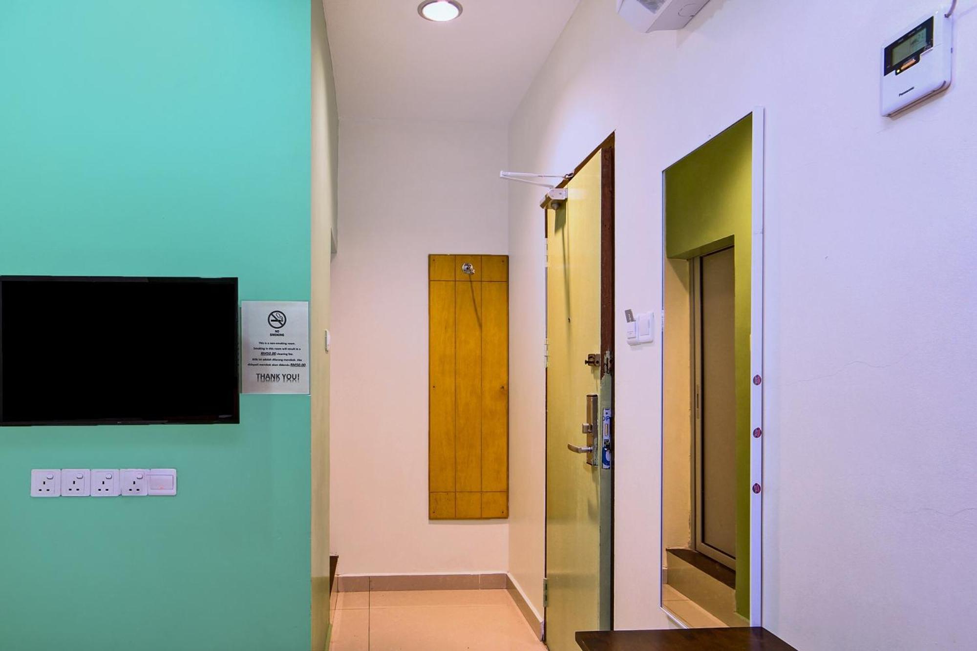Oyo 44054 Holiday Mansion Inn Sibu Buitenkant foto