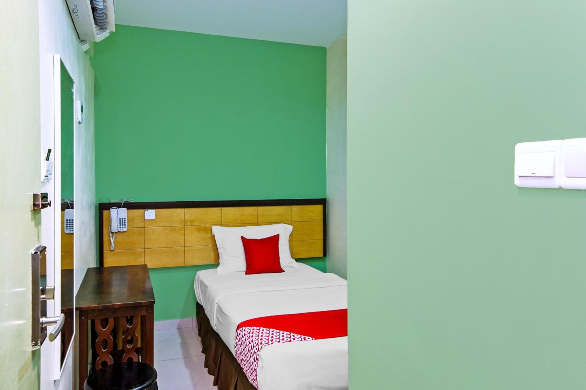 Oyo 44054 Holiday Mansion Inn Sibu Buitenkant foto
