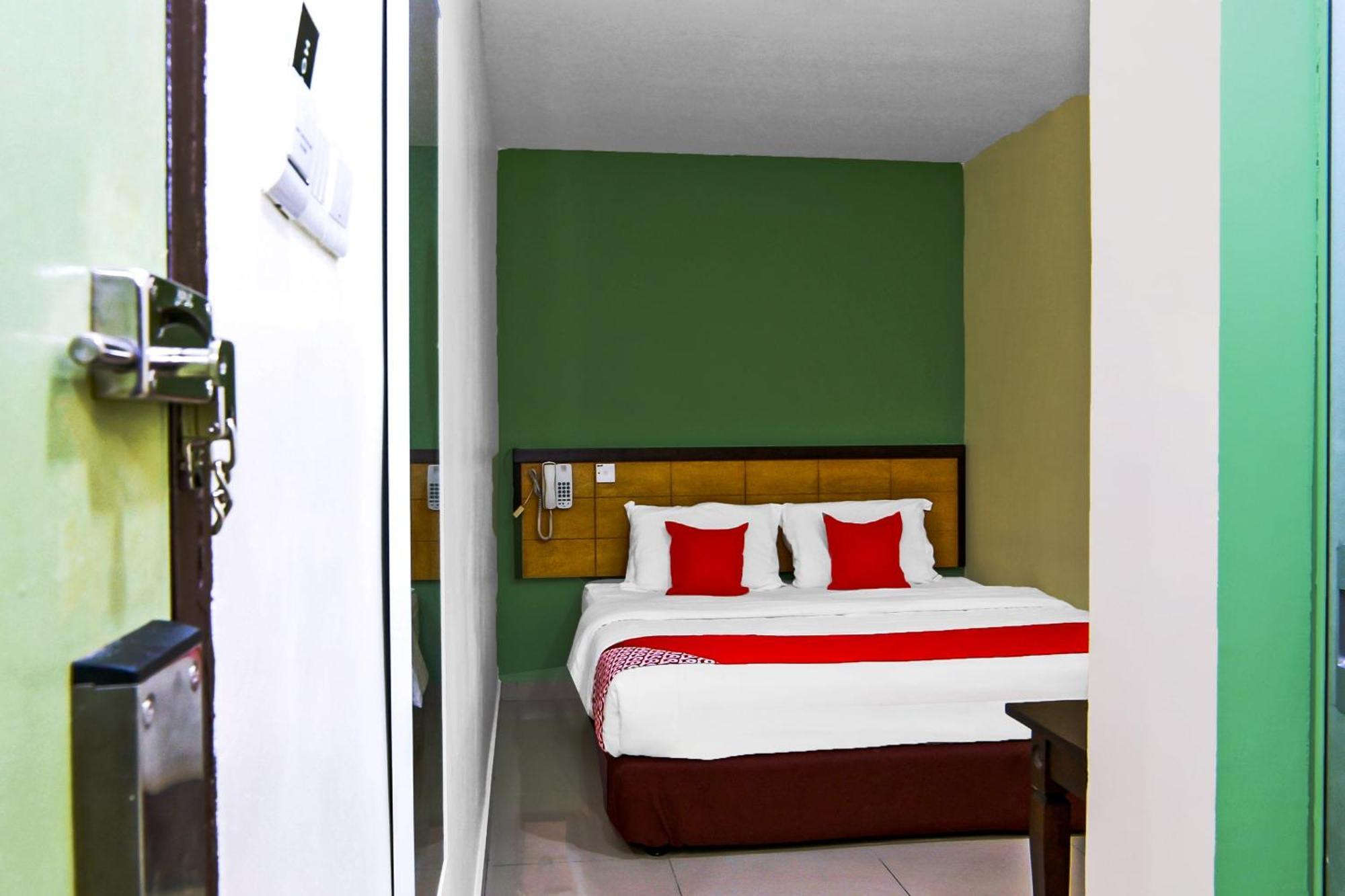Oyo 44054 Holiday Mansion Inn Sibu Buitenkant foto